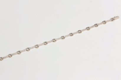 null Bracelet en or gris 18k (750) serti de diamants taille brillant G/VS. Poids...