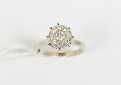 null Bague en or gris 18k (750) pavée de diamants. 

Taille : 51 ; Poids brut : 3.9...