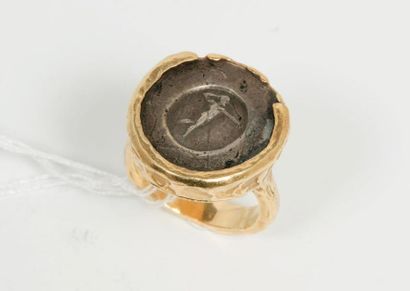 null Bague en or jaune 18 k (750) et argent (800) ornée d'une pièce dans le goût...