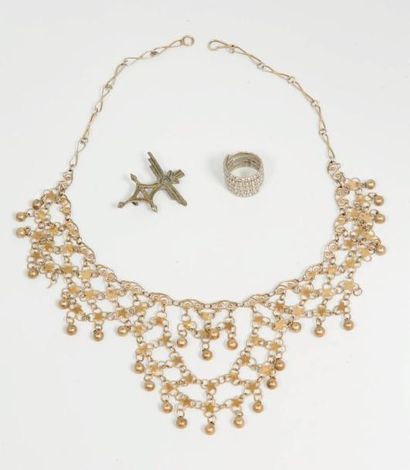 null Un lot de bijoux fantaisie composé d'un collier Tunisien, un élément de broche,...