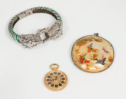 null Un lot de bijoux fantaisie comprenant un pendentif (acc), un bracelet en argent...
