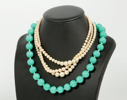 null 2 colliers de perles dont l'un double rangs, on y joint un collier fantaisi...
