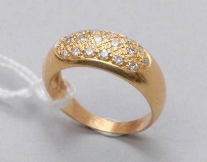 null Une bague en or jaune 18k (750) ornée d'un pavage de diamants. 

Taille : 54

Poids...