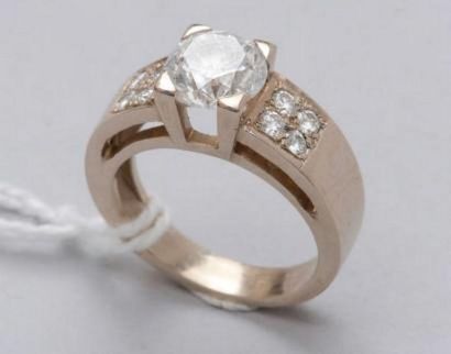 null Bague en or gris 18k (750) ornée d'un diamant (env. 1.80 cts) épaulé de petits...