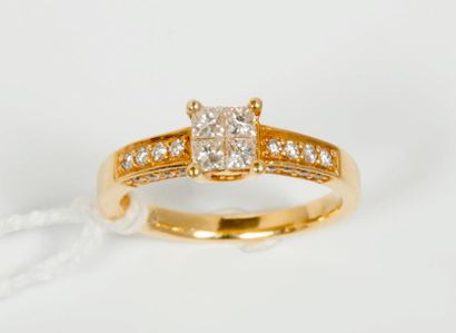 null Bague en or jaune 18k (750) ornée en son centre de 4 diamants princesses épaulés...