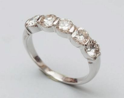 null Bague rivière en or gris 18K (750) ornée de cinq diamants taillés en brillant.

Poids...