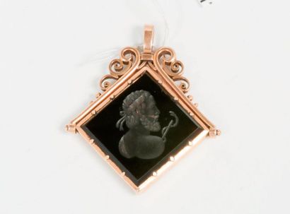 null Pendentif en or jaune 18k (750) ornée d'un camée amovible en onyx. 

Poids brut...