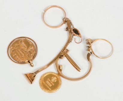 null Lot de débris en or jaune 18k (750) : une alliance, une bague, un bracelet,...