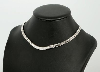 null Un collier en or gris 18k (750) retenant une ligne de 15 diamants d'environ...