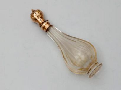 null Flacon à parfum piriforme en cristal, bouchon or. (Accident)

Début XIXe siècle.

Hauteur...