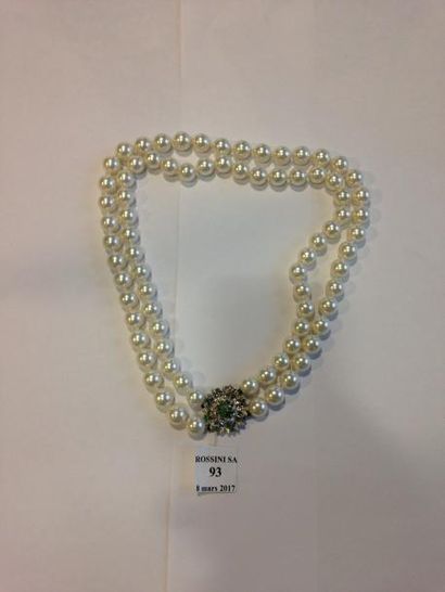 null Collier double rang de perles imitation, le fermoir en or gris 18K (750) stylisé...