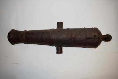 null Canon en fonte de fer de type marine 

Oxydations 

Long : 78cm

Epoque XIXème...