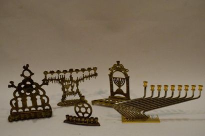 null Lot de cinq Hanukkah en bronze et métal argenté.

Fabrication du XXème siècle.

de...