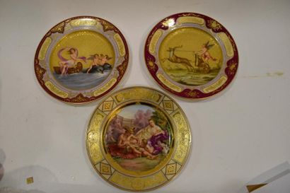 null 3 assiettes en porcelaine dorée à décor mythologique. 

XIXème siècle