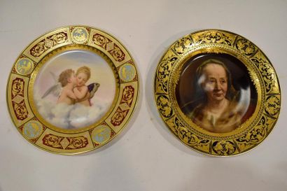 null 2 assiettes en porcelaine dorée à décor "putti" et "vieille femme ".

 XIXème...