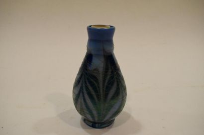 null LUNDBERG studios

vase bouteille en verre à fond bleu et décor d'un motif de...