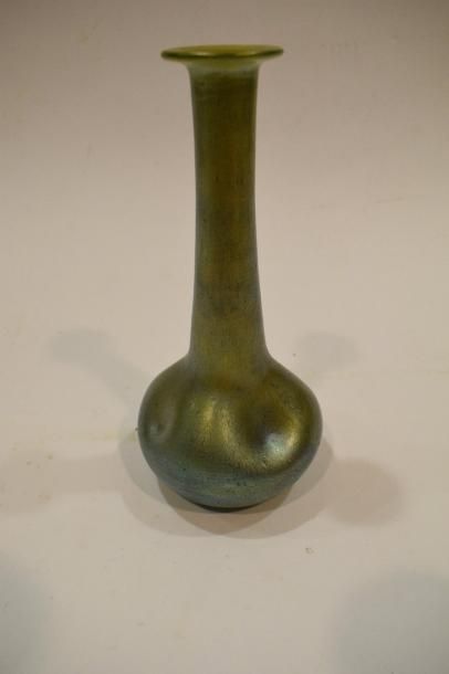 null TIFFANY, dans le goût de 

Vase soliflore en verre irisé vert.

H. : 21cm

