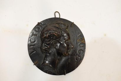 null [ Victor Hugo ] David d'Angers (1788-1856) d'après 

Médaillon en bronze à patine...