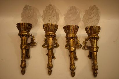 null Suite de quatre appliques cannelées en bronze doré de style Louis XVI, à décor...