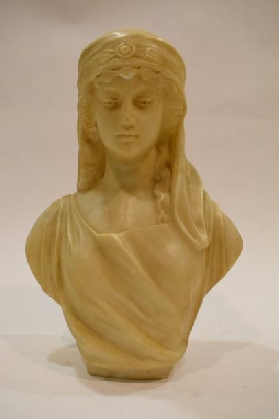 null Buste de femme orientalisante, 

Albâtre.

Début du XXème siècle

H.: 34 cm,

Manque...