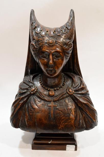 null Buste de femme vêtue à la mode du Moye-Age en bois sculpté.

H. : 55cm