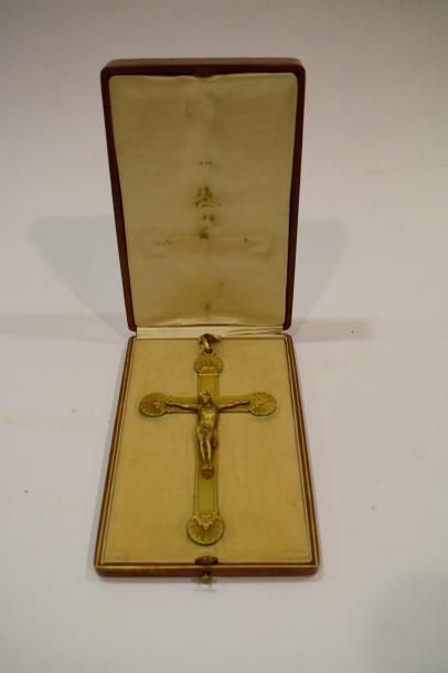 null Crucifix en bronze doré, les branches terminées par un motif de coquilles. 

Dans...