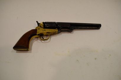 null Colt Navy calibre 36, reproduction Italienne, barillet en acier gravé à décor...