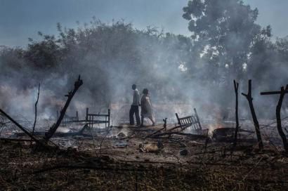 null LEPAGE Camille (1988 - 2014)

Couple marchant dans leur village incendié, Kauda,...