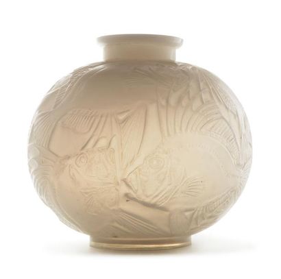 RENE LALIQUE (1860-1945) 
Vase «Poissons» (1921). Epreuve en verre opalescent soulé...