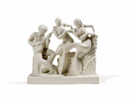 CHARLES CATTEAU (d'après) & ROYAL BOCH 
«La danse moderne». Sculpture en céramique...