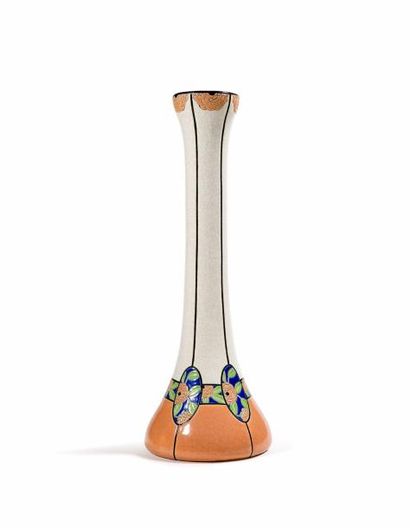 LONGWY 
Vase en céramique à corps tubulaire conique sur base renflée. Décor de fleurs...