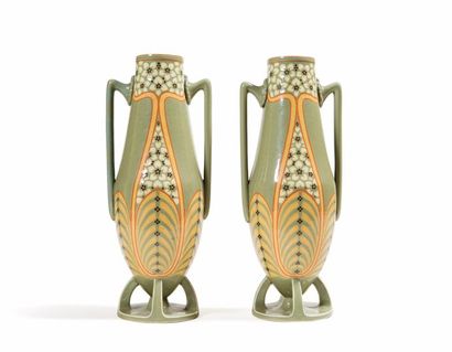 VILLEROY & BOCH 
Paire de vases en céramique à corps ovalisé ornementé de deux anses...