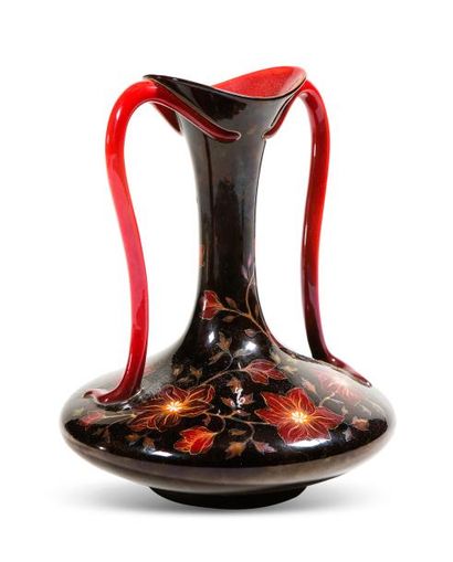 ZSOLNAY - HONGRIE 
Vase en céramique à deux anses latérales détachées galbées sur...