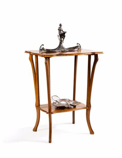 Paul GUTH (1878-1918) 
Table d'appoint en noyer sculpté à plateau quadrangulaire...