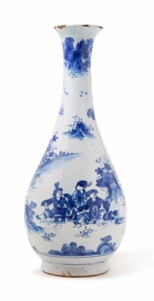 Nevers fin XVIIe 
Vase de Nevers de belle facture reprenant la forme chinoise Yuhuchun...