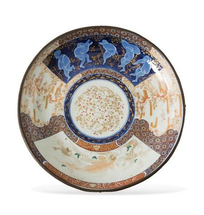 JAPON, Imari, XIXe siècle 
Très grand plat en porcelaine Imari à décor dans des réserves,...