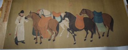 null Peinture horizontale en polychromie sur soie, représentant 5 chevaux et 2 palefreniers,...