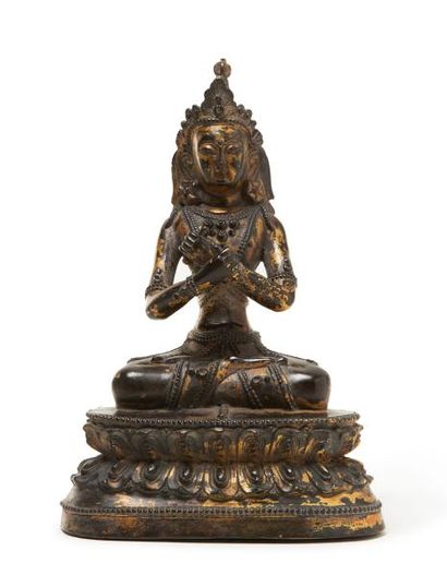 null Sujet en bronze de patine brune anciennement laqué or, représentant le Bouddha...
