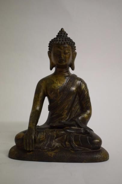 null Sujet en bronze représentant le Bouddha assis en méditation sur une base incisée...