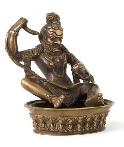 null Sujet en bronze doré, représentant un arhat ascète, assis sur une base lotiforme,...