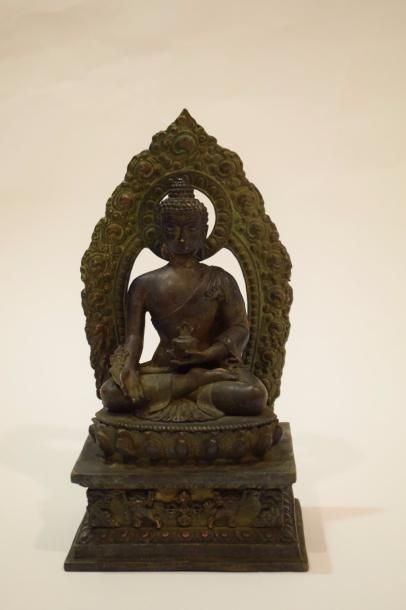 null Sujet en bronze de patine brune représentant le Bouddha de médecine, Bhaisajyaguru,...