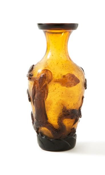 null Petit vase en verre overlay brun sur fond translucide jaune, à décor d'un immortel...