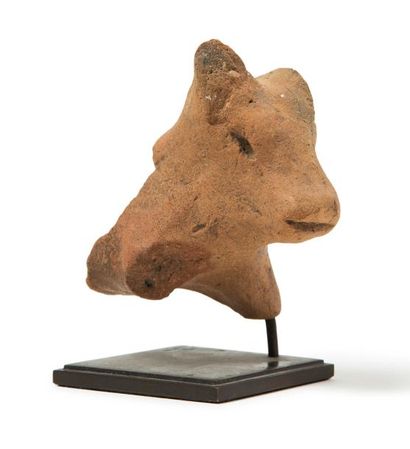 null Statuette fragmentaire représentant le protomé d'un taureau.
Terre cuite.
Thessalie,...