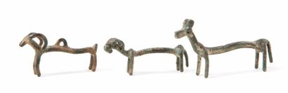 null Lot composé de trois figurines d'animaux stylisés.
Bronze.
Luristan, IXe-VIIe...
