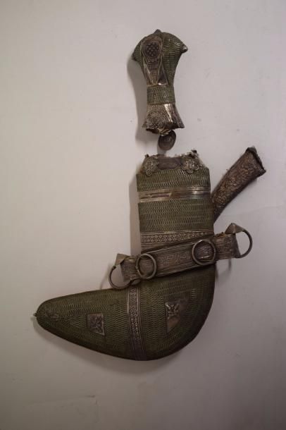 null Poignard, Djambiya, Yemen, XXe siècle
Fourreau en métal argenté, à décor filigrané,...