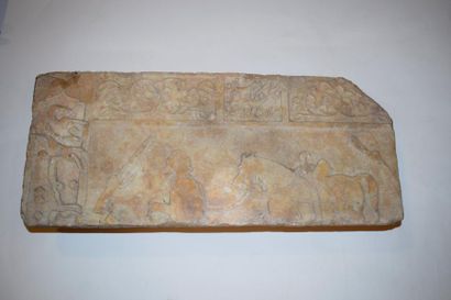null Plaque en marbre fragmentaire sculpté d'une scène de délassement, Iran qâjâr,...