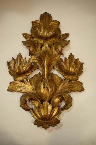 null Applique en bois sculpté doré en forme de rinceaux, Restaurations diverses.
XVIIIème...