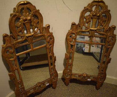 null Paire de miroirs à parecloses en bois sculpté et doré à contours vilolonnés...