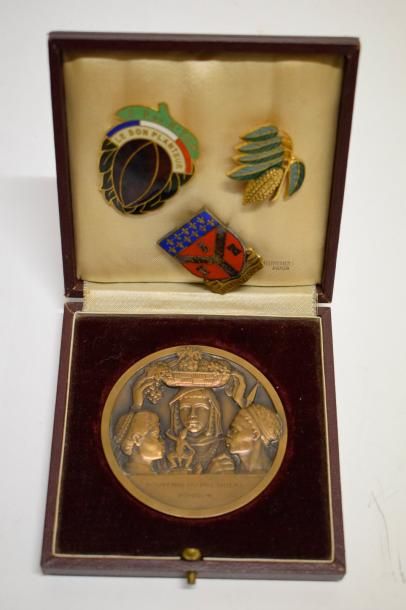null Lot:
Chevalier Légion Honneur, Croix grecque, médaille en bronze union française...
