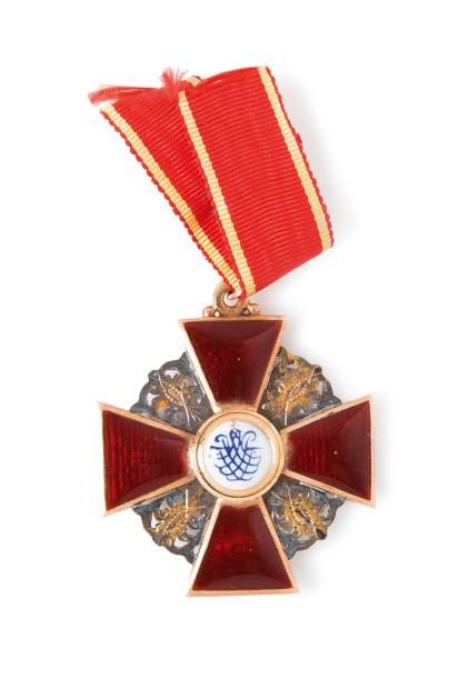 RUSSIE IMPÉRIALE 
Croix de 3e classe de l'Ordre de Sainte Anne à titre civil en or...